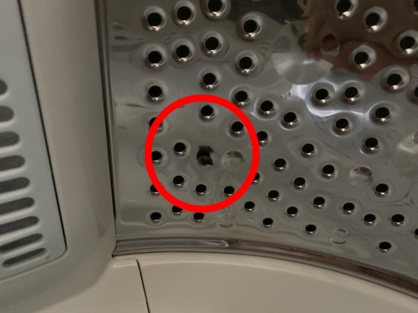 洗濯機の中の穴に紐が残った状態